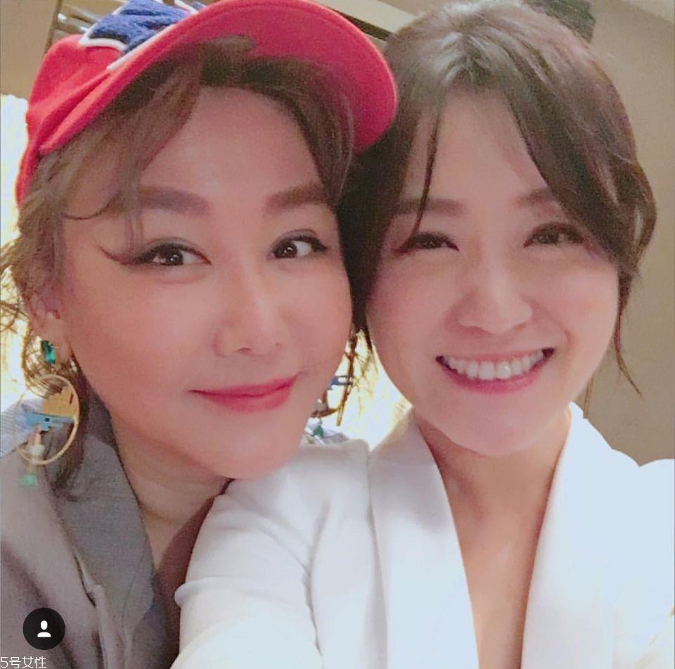 参加婚礼梳什么发型 看看女明星都扎什么发型