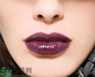 ​口红会使嘴唇变黑吗?口红让嘴唇变黑怎么办