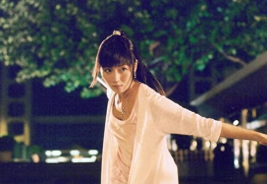 因僵尸少女一炮而红，甄子丹疯狂追求她，与小鲜肉相识一周便闪婚