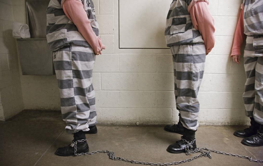 实拍美国女囚重刑犯，外出必须带脚镣，酷爱劳作