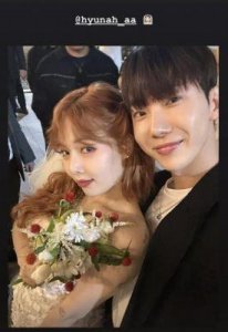 ​泫雅与龙俊亨的婚礼上泪洒现场，众多好友送上祝福