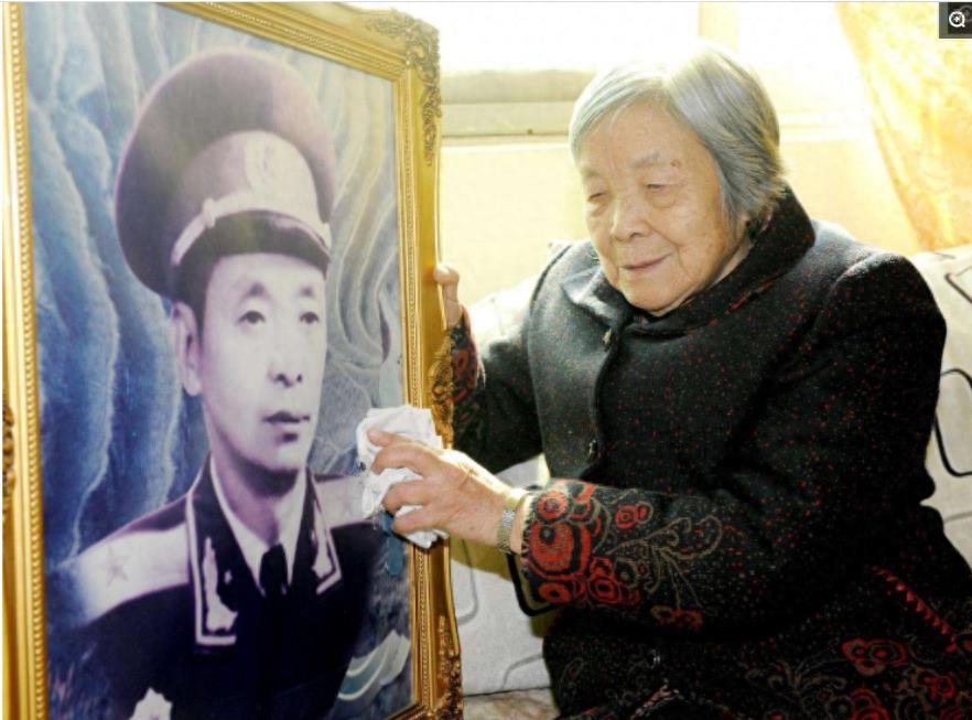 开国将军甘祖昌夫人：一生从事乡村教育，94岁仍坚持从事扶贫事业