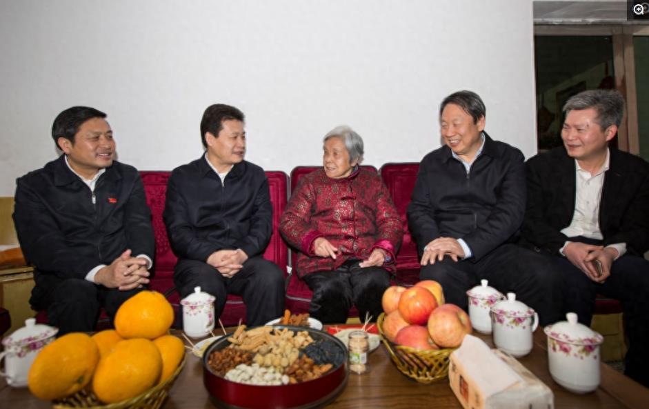 开国将军甘祖昌夫人：一生从事乡村教育，94岁仍坚持从事扶贫事业