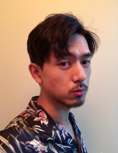 ​李现大方晒出素颜照，胡渣浮现调皮推车，我又心动了
