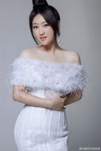 ​杨钰莹写真，身穿一字领白裙，身姿曼妙，优雅妩媚