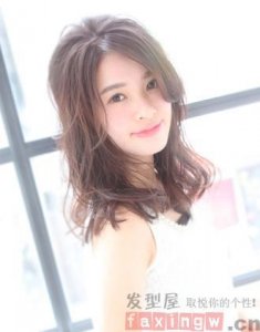 ​圆脸烫发发型设计 时尚瘦脸添气质