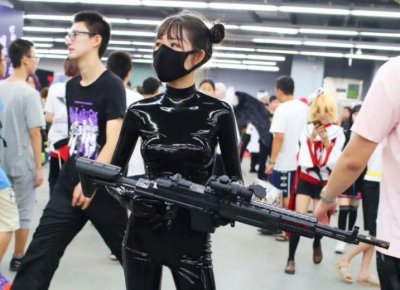 ​漫展胶衣女神为何要戴口罩？女装大佬不解释