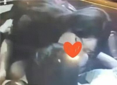 ​震撼：情侣在网吧的不当行为遭遇全程直播