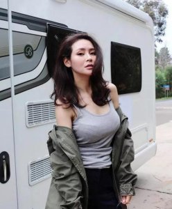 ​37岁于明加就是“辣”，穿背心出门凹造型，配上墨镜有女特工气场
