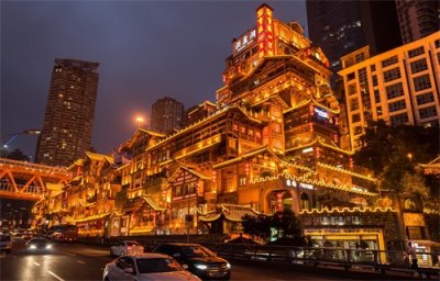 ​千与千寻的现实版：重庆洪崖洞民俗风貌区，依山而建的吊脚楼群