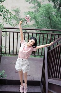 ​李沁的“直线腿”厉害了，机场生图流出，网友：腿不及她二分之一