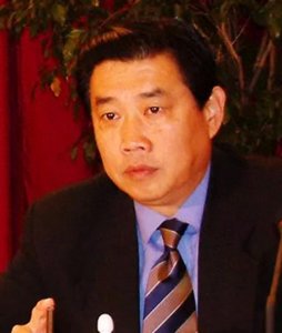 ​他是原云南省委副书记之子，干预了孙小果案，受党内警告处分
