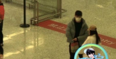 ​同居了？28岁“苗娘子”许龄月与男子机场亲密，疑似恋情曝光