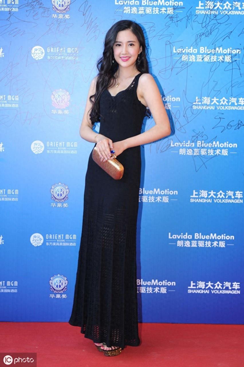 《白发王妃》惊艳亮相，两部古装捧红她，资源来了挡不住