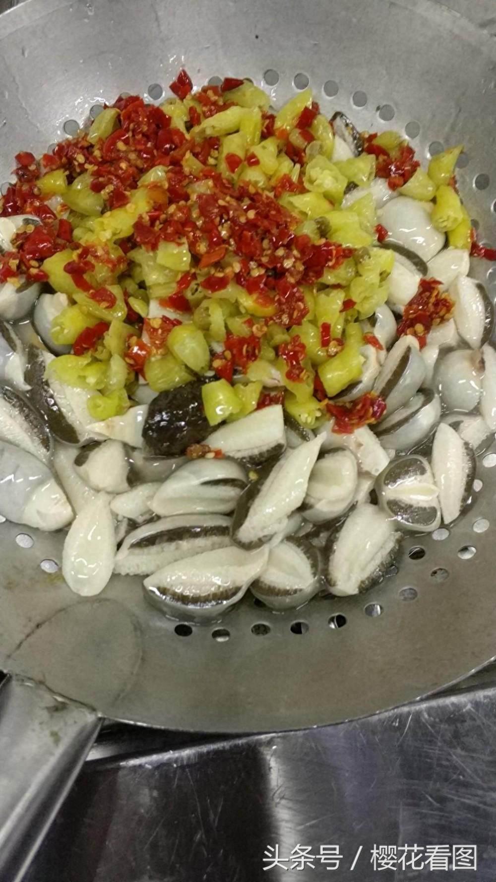 竹荪蛋营养丰富，清香嫩脆，餐桌上的美味佳肴