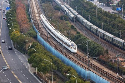 ​我国铁路线路等级是如何划分的？它们的具体涵义是什么？