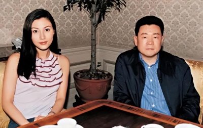 ​千亿富豪刘銮雄，为何会娶龅牙凸嘴姿色平平的甘比？