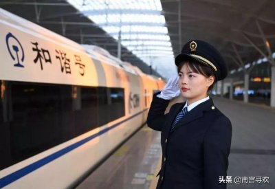 ​上联：“啤酒饮料矿泉水，买不起的抬下腿”，乘客对下联精彩回击