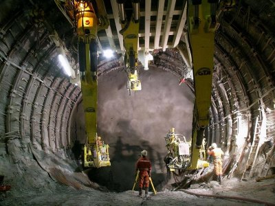 ​世界上“最长”的隧道，耗资110亿欧元，23岁工人挖到40岁