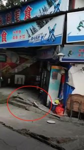 ​突发！佛山一处地面坍塌殃及店铺，当地：无伤亡，正加固道路