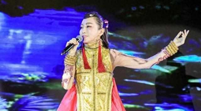 歌手假唱越来越离谱，话筒拿反不算什么，网友：假唱王者是她