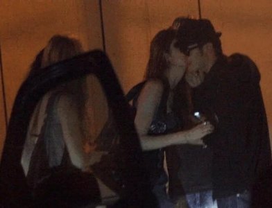 ​黄晓明工作室否认黄晓明过年期间去夜店，而是进组拍摄电影