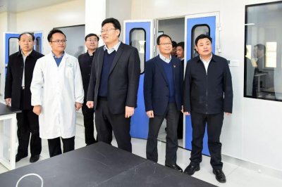 ​费县县委书记赵庆文到新时代药业慰问坚持节日生产的一线员工