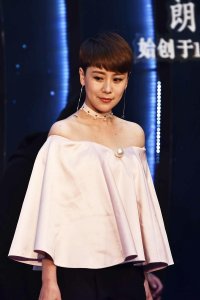 ​有种发型叫“海清”剪短发，穿丝绸斗篷好漂亮，配铃铛项圈真甜美