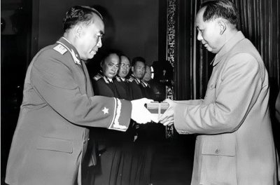 ​1955年，首次授军衔有什么样的标准？什么条件才能授予中将军衔？