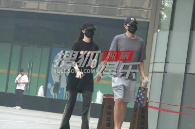 ​林更新再换新女友！两人牵手搂抱同回爱巢，女方肤白貌美像某爽