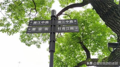 ​长沙这段湘江风光带，每天有大量老人前往聚集，风雨无阻