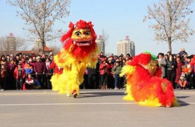​正月十五闹元宵：东风夜放花千树，更吹落，星如雨