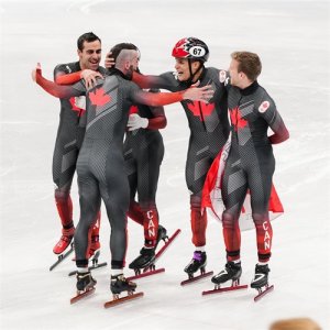 ​短道速滑——男子5000米接力决赛：加拿大队夺冠