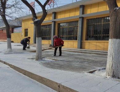 ​长征街道宝积山社区积极开展清扫道路积雪 ，确保道路畅通