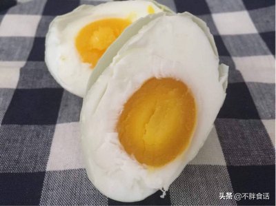 ​蛋白太咸、蛋黄不出油？咸鸭蛋这样腌，7天起沙出油，端午就能吃