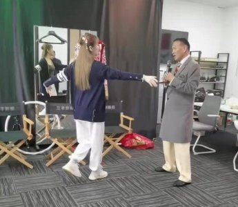​万梓良再惹争议！将美女往怀里拽脸还贴脖子，对方躲不开满脸害怕