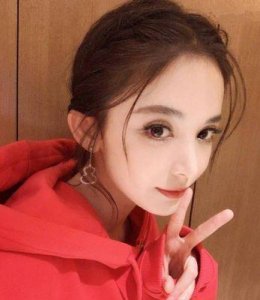 ​娜扎穿西装参会照片走红，她勇敢面对央视镜头，还有哪些明星能抵挡得住呢？