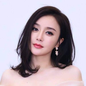 ​秦岚出入美容诊所再惹“整容”话题 那些被传整容明星前后对比照