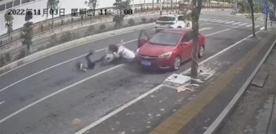 ​违停轿车“开门杀”撞倒骑车女子，医生：当事人无生命危险