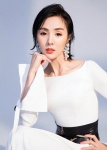 ​姜宏波，演艺界的 “双面佳人”：戏里大胆，戏外如玉