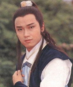 ​女星杨钧钧，与古龙是挚友，42岁时演少女惹争议