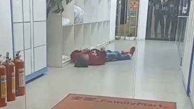 ​洗衣店大门紧锁，女子在内倒地抽搐，警方这样做果断救人