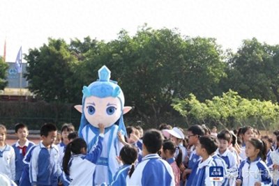 ​小学科技节有多嗨？哪吒敖丙与无人机登场，趣味科学挑战任玩