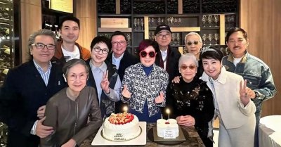 ​66岁关菊英携爱人出镜：亿万富婆女友贴心呵护 二十年恩爱依旧