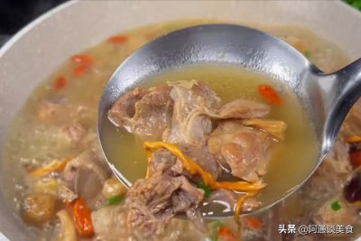 ​鸽子汤怎样做才好喝，学会一招，做出的鸽子汤汤浓肉香，营养丰富