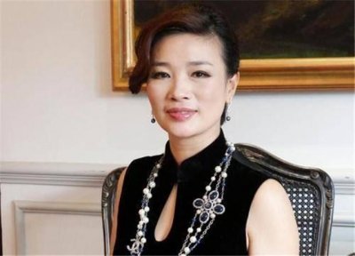 ​温州女富豪胡洁：前夫贪污入狱16年，三婚嫁周立波，还送百万豪车