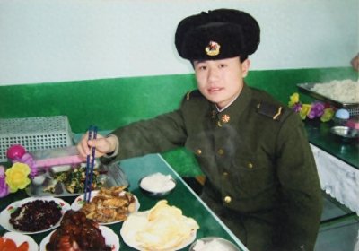 ​申亮亮生命最后37秒，两次推开战友，遗体找到时仍紧握烧焦的步枪