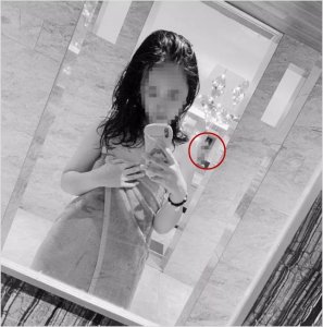 ​女孩网晒浴室自拍，俩女浴客成背景走光丨被质疑后仍不删除