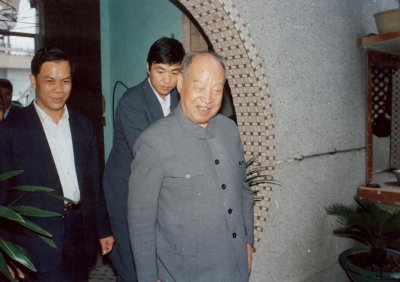 ​贺龙再次来找北京市长彭真，彭：老总，别来了，我都要被你逼疯了