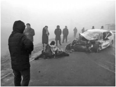 ​加班途中路遇车祸现场 滑县一群乡镇干部当即出手救助